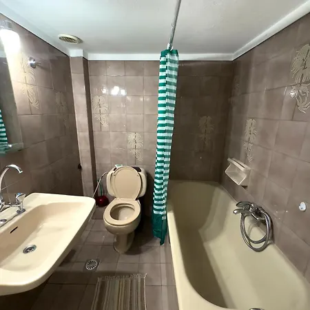 Lägenhet Spacious Artistic Flat With Private Parking