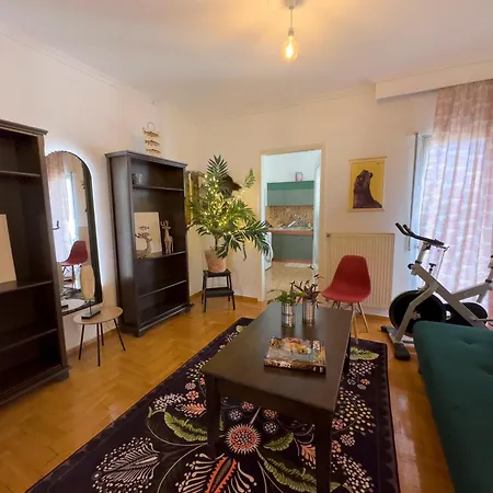 Spacious Artistic Flat With Private Parking