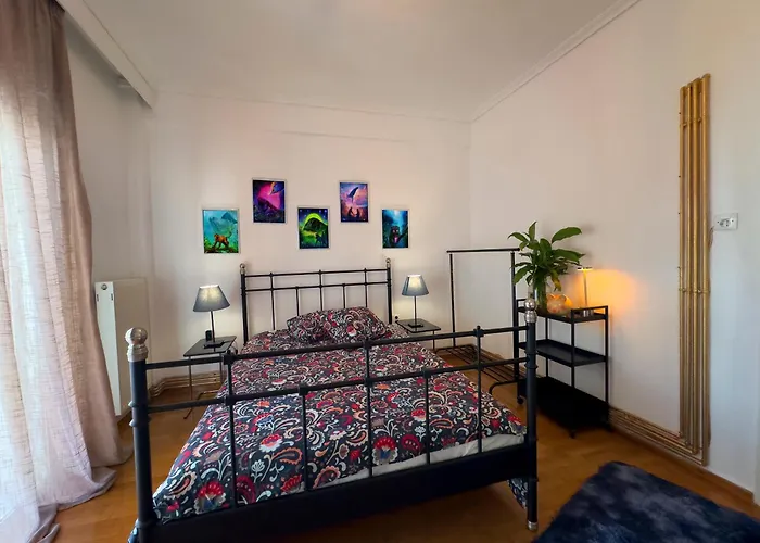 Spacious Artistic Flat With Private Parking *