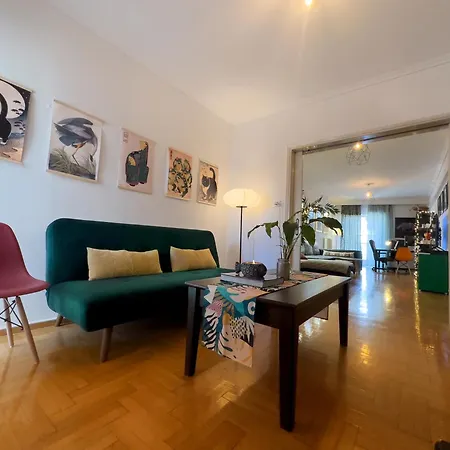 Апартаменты Spacious Artistic Flat With Private Parking