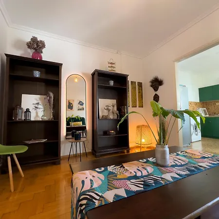 Spacious Artistic Flat With Private Parking Салоники